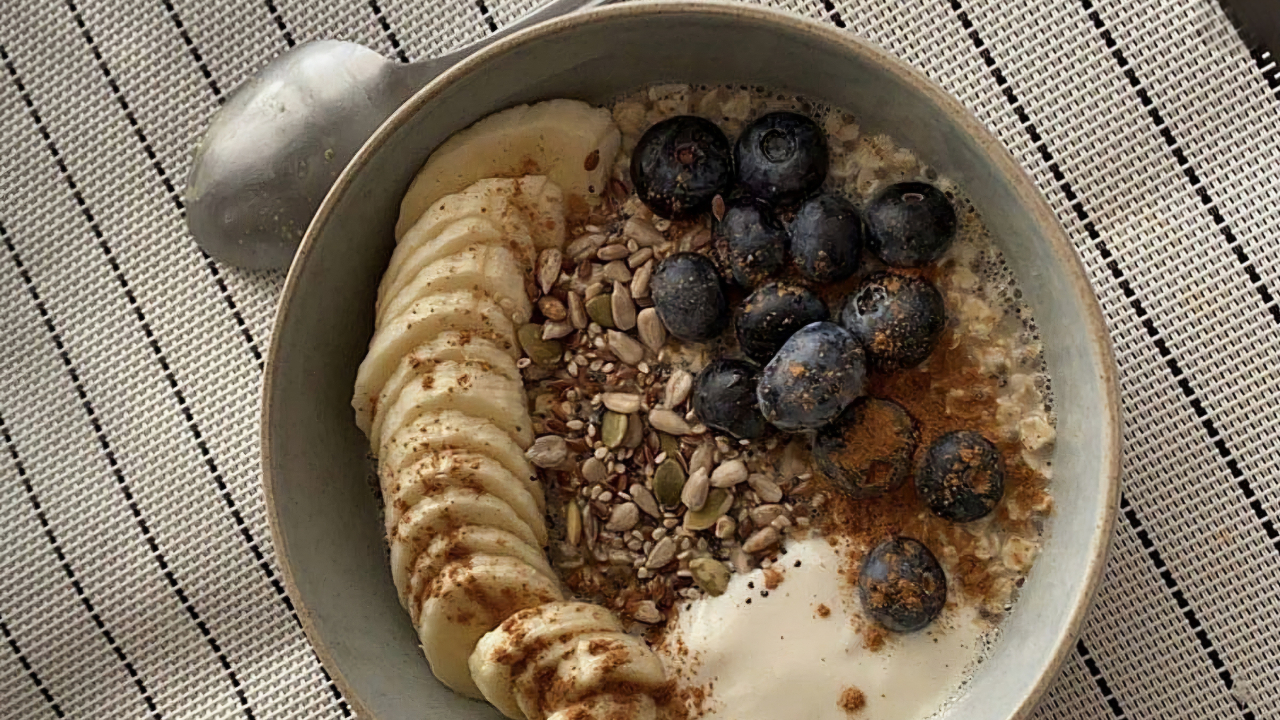 konj | How to make oatmeal 🥣 | Oatmeal is a popular breakfast food made from oats, rich in nutrients and fiber. It helps with weight loss and reduces the risk of heart disease.❤️ It's so delicious and easy to make 🤤