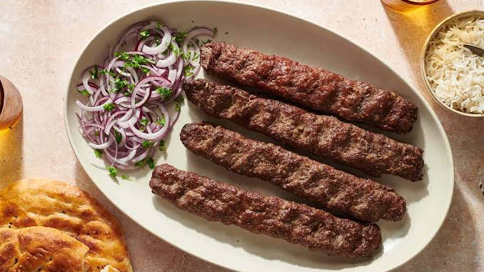 🧅🥩 | <p dir="ltr"><span style="white-space: pre-wrap;">1. Combine the ground meat with the grated onions and your choice of spices in a large bowl.</span></p> | konj