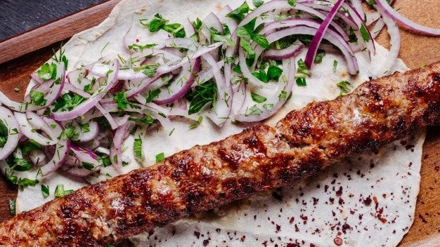 🍢🍢 | <p dir="ltr"><span style="white-space: pre-wrap;">4. Divide the meat into equal portions and shape each around a metal skewer.</span></p> | konj