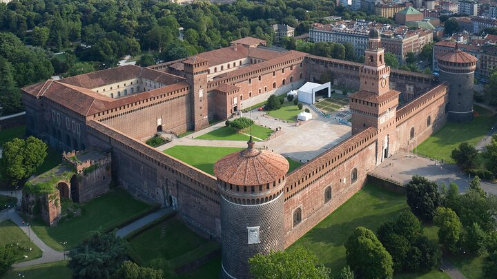 Pinacoteca di Brera or Castle Sforza | <p dir="ltr"><span style="white-space: pre-wrap;">The Castello Sforzesco (Italian for "Sforza's Castle") is a medieval fortification located in Milan, Northern Italy. It was built in the 15th century by Francesco Sforza, Duke of Milan, on the remnants of a 14th-century fortification. Later renovated and enlarged, in the 16th and 17th centuries it was one of the largest citadels in Europe. Extensively rebuilt by Luca Beltrami in 1891–1905, it now houses several of the city's museums and art collections.</span></p> | konj