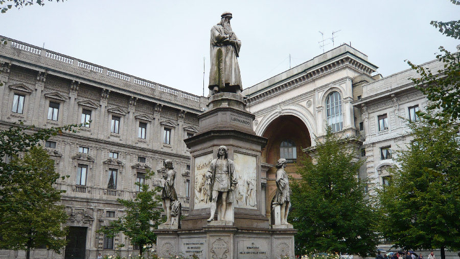 Piazza del Scala | <p dir="ltr"><span style="white-space: pre-wrap;">Piazza della Scala is a pedestrian central square of Milan, Italy, connected to the main square of Milan, Piazza del Duomo, by the Galleria Vittorio Emanuele II passage.</span></p> | konj