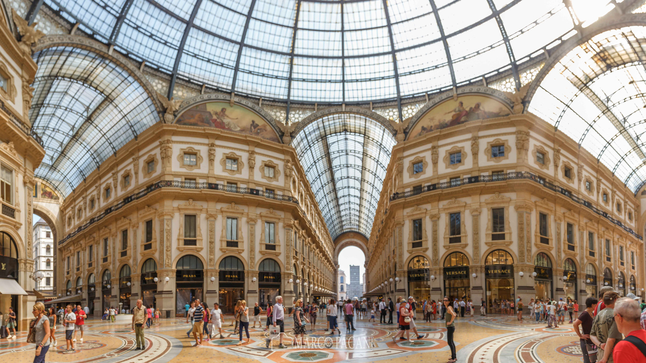 Galleria Vittorio Emanuele II | <p dir="ltr"><span style="white-space: pre-wrap;">For sheer belle époque splendor, this extravagant 19th-century glass-topped, barrel-vaulted tunnel serves as a lively, noisy and colorful shopping mall, teeming with life and inviting you to people-watching from the tables that spill from the Galleria's many bars and restaurants.</span></p> | konj